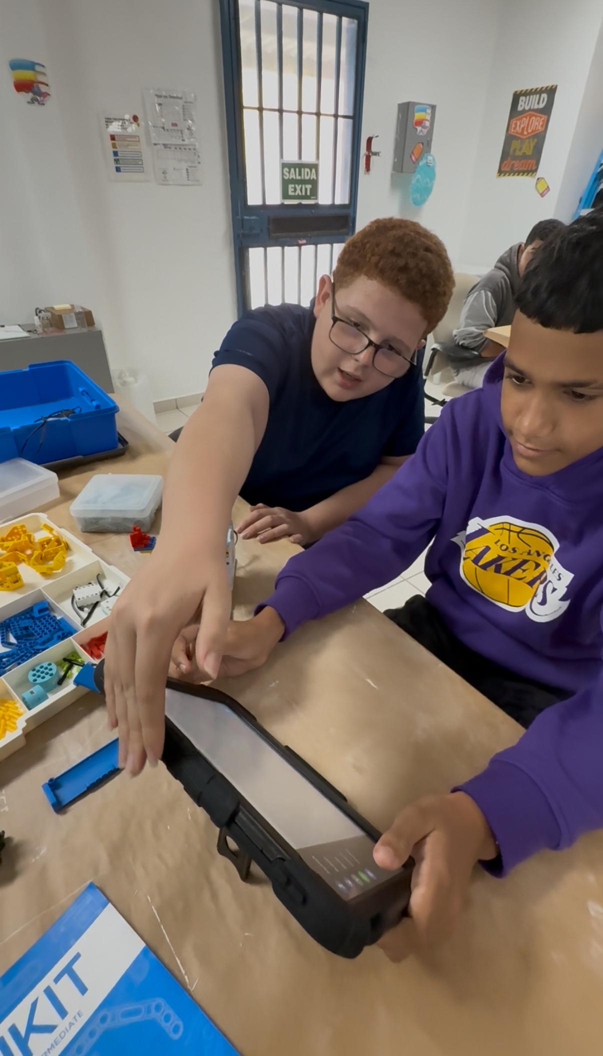 Niños aprendiendo diseño digital y modelado 3D