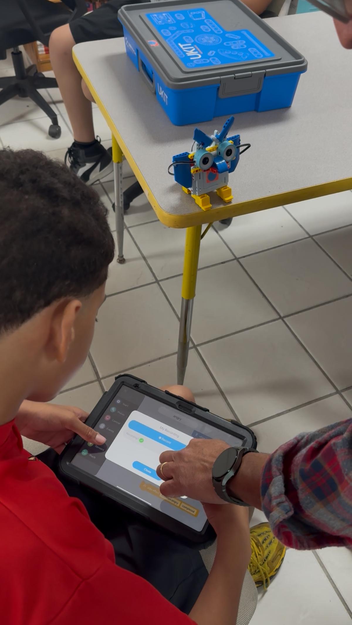 Estudiantes trabajando con robots y sensores