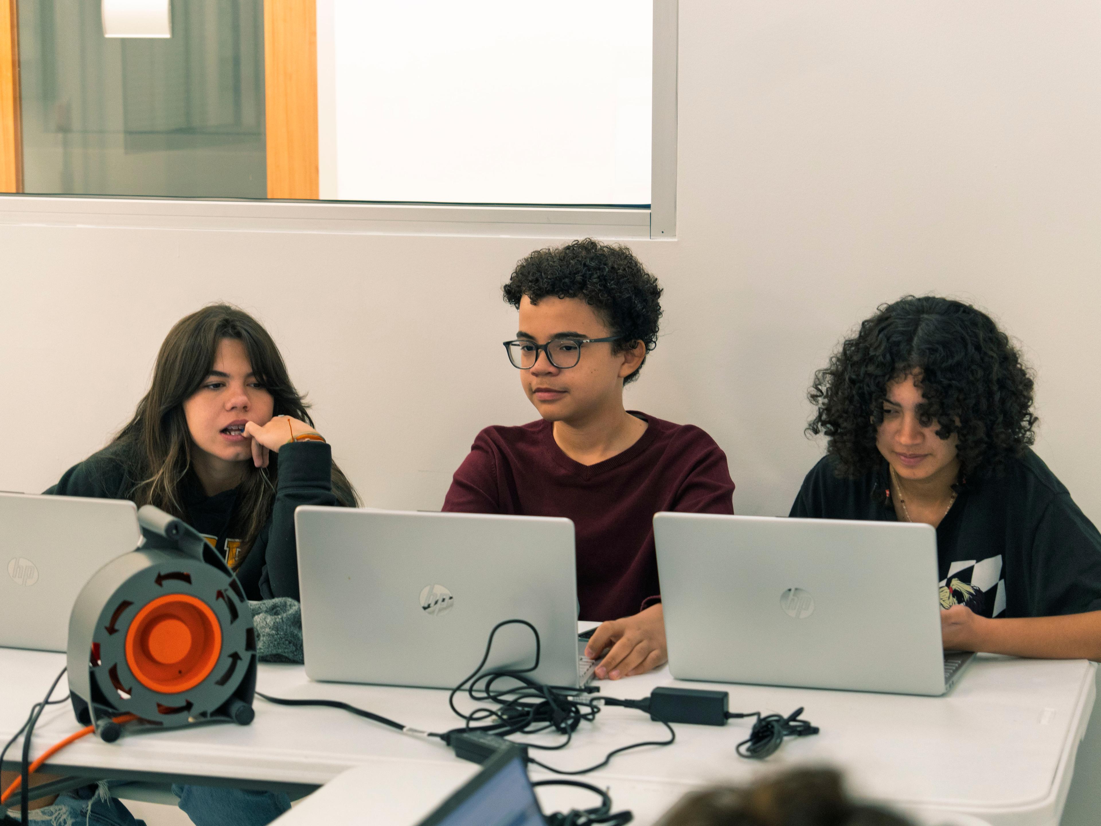 Estudiantes trabajando con robótica educativa en MiniGeeks