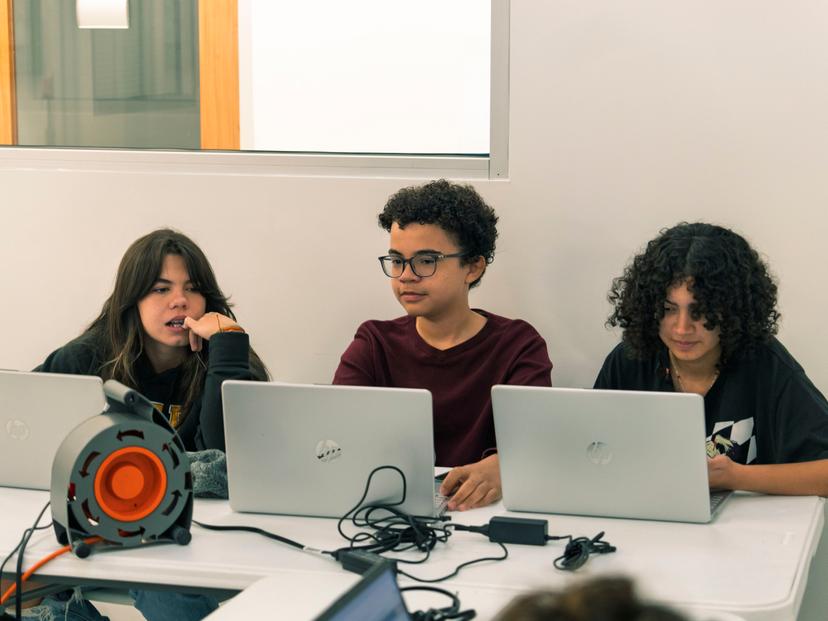 Robot brazo mecánico funcionando