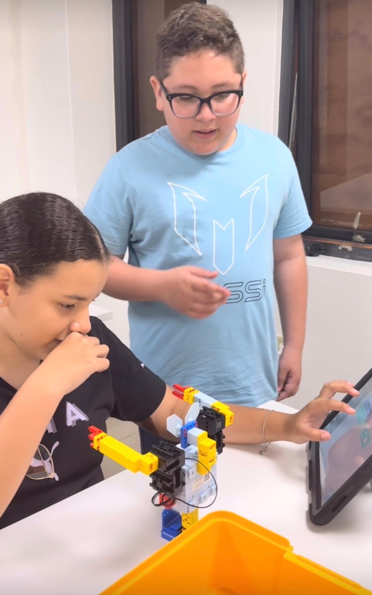 Estudiantes de MiniGeeks aprendiendo