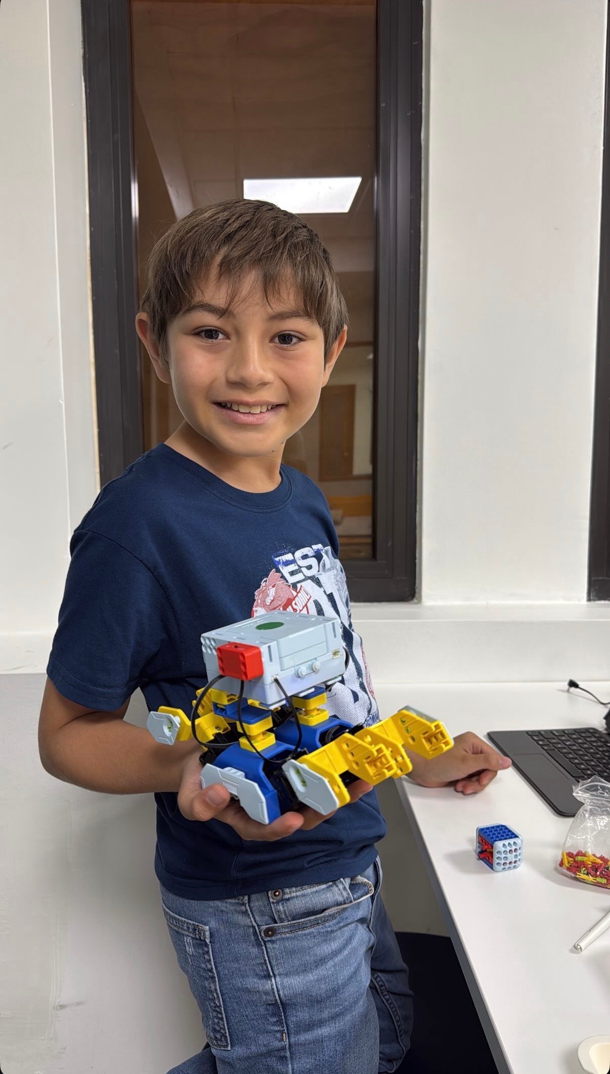 Estudiantes de MiniGeeks participando en una clase STEM en Puerto Rico