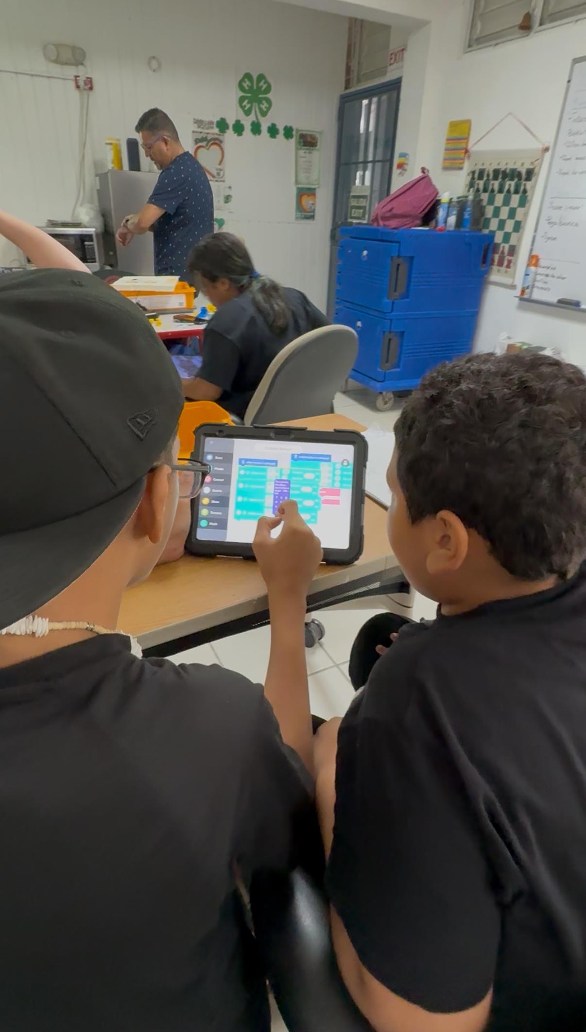 Programación por bloques para niños en clase de robótica educativa