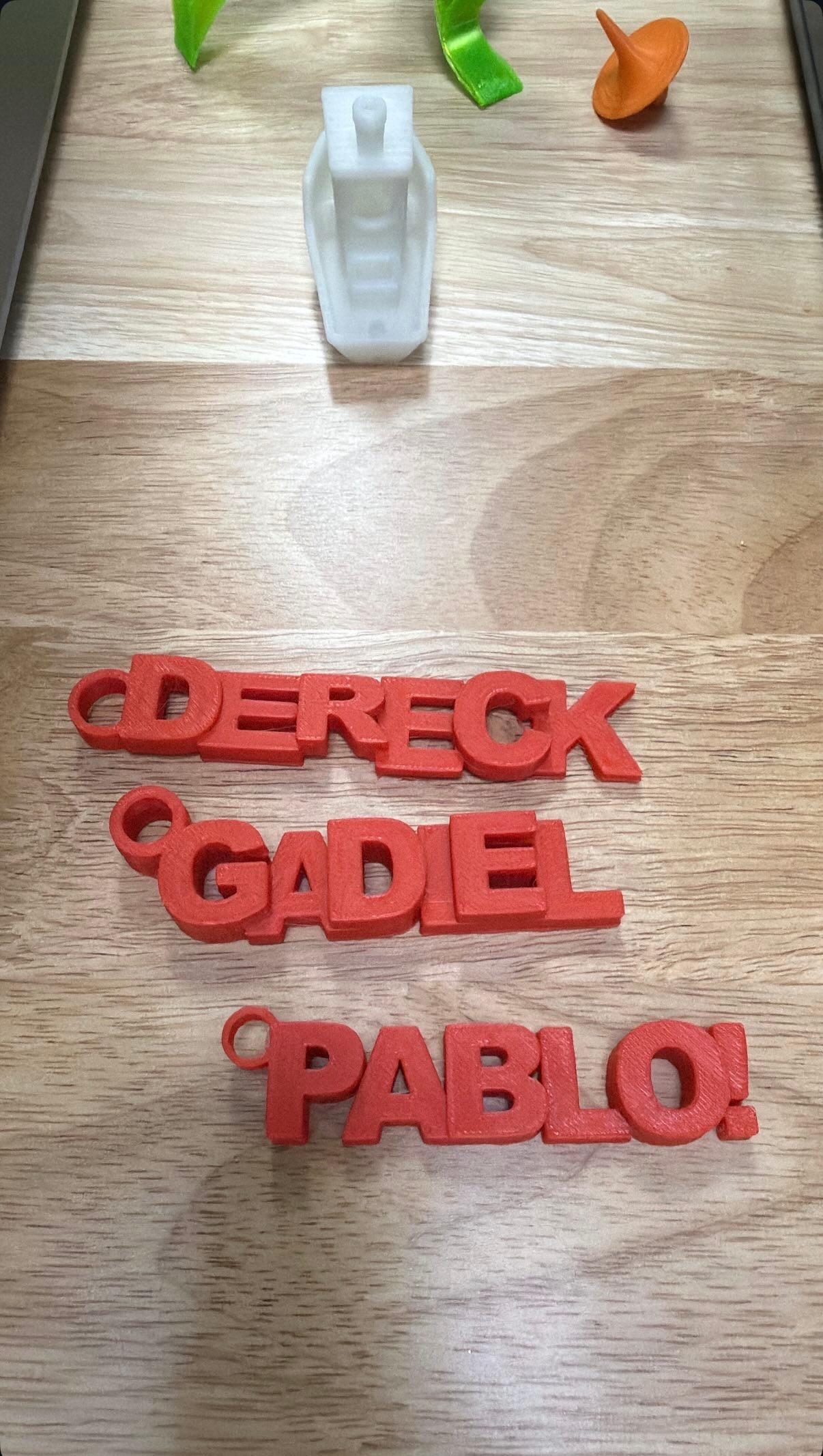 Niños trabajando en proyectos de impresión 3D en MiniGeeks