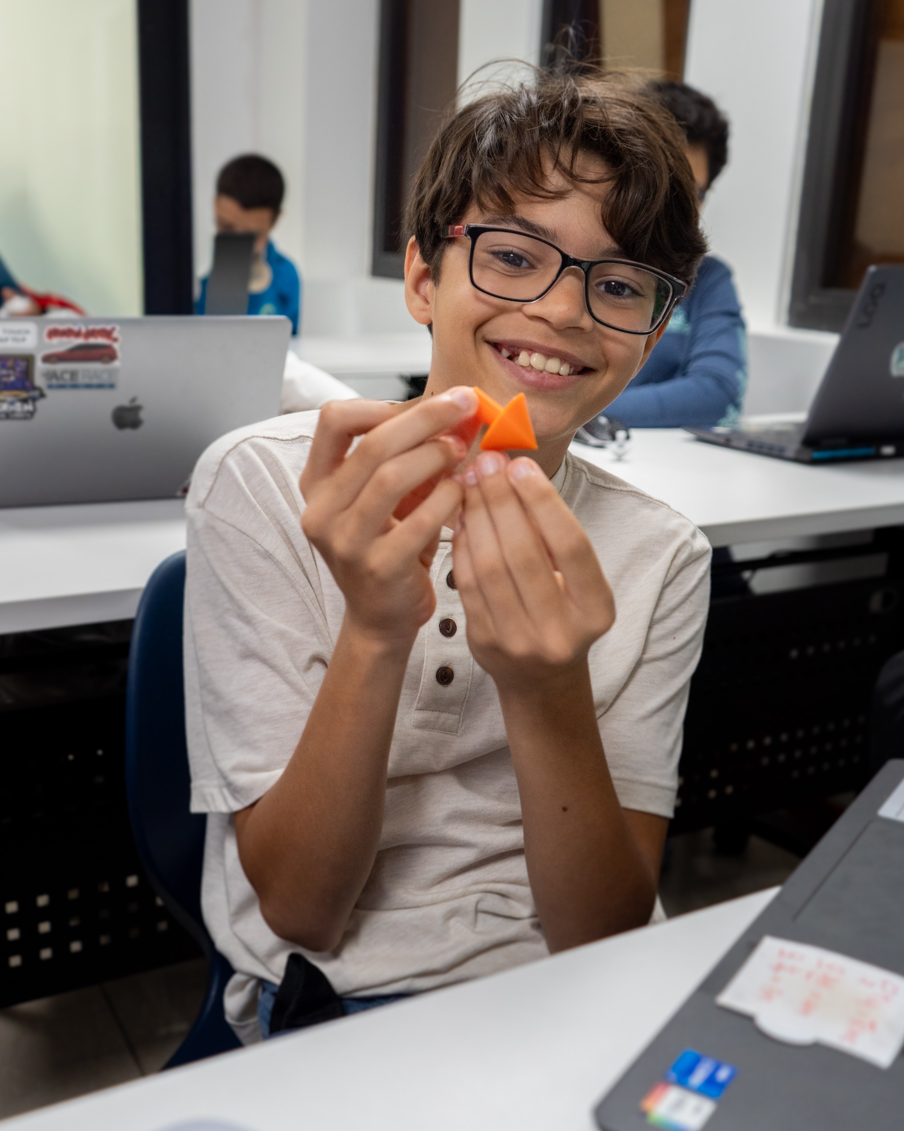 Niños aprendiendo diseño e impresión 3D en Bayamón, Puerto Rico