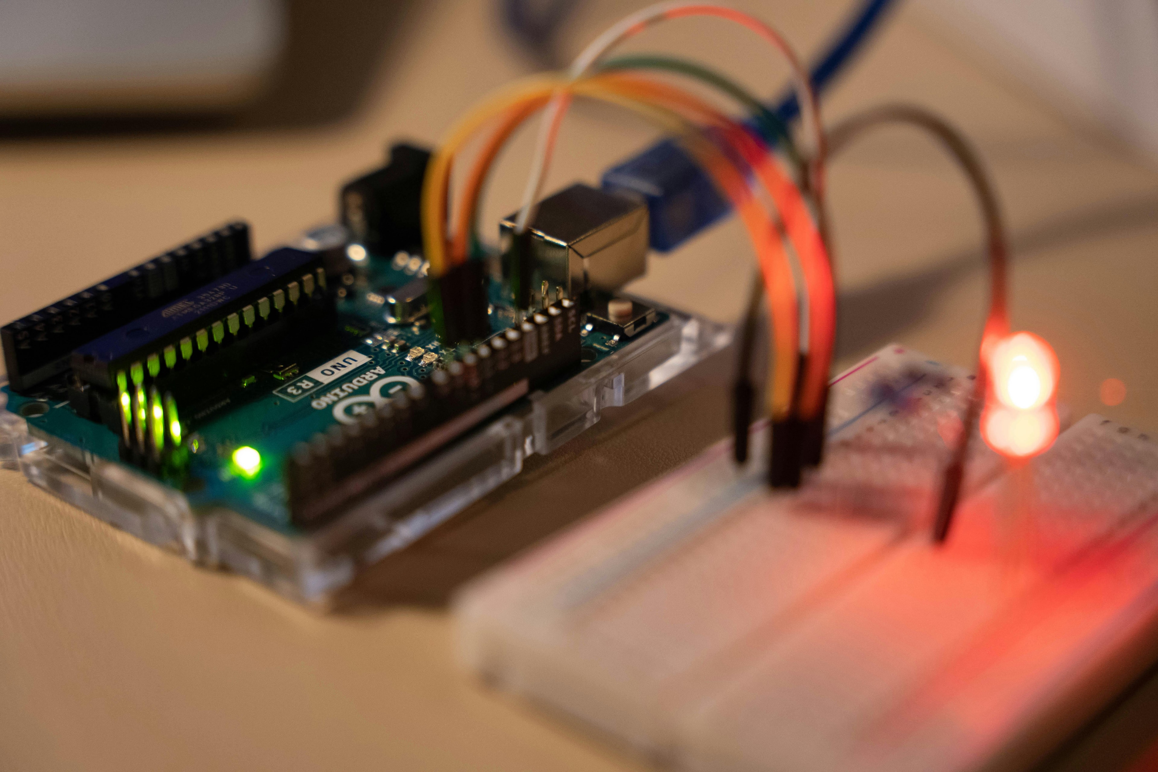 Jóvenes aprendiendo electrónica y programación con Arduino en MiniGeeks Bayamón