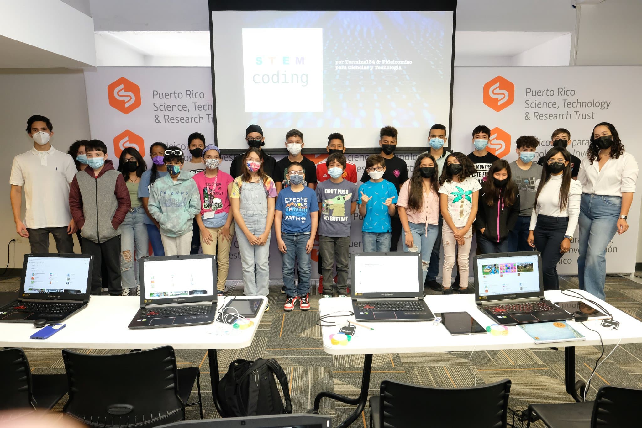 Niños participando en actividad STEM de MiniGeeks en Puerto Rico